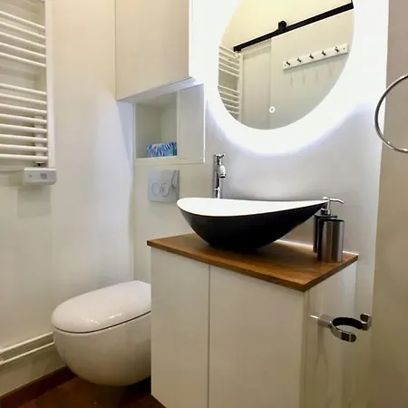 Apartment Studio Renove Proche Champs-elysees Et Tour Eiffel Paris